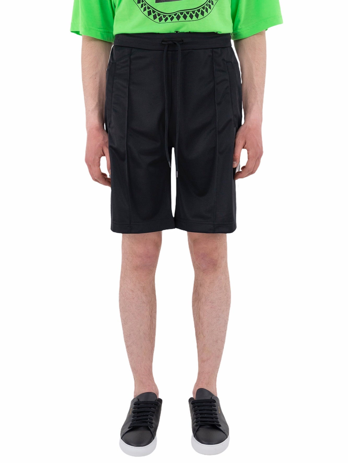 SHORTS CON BANDAS LATERALES