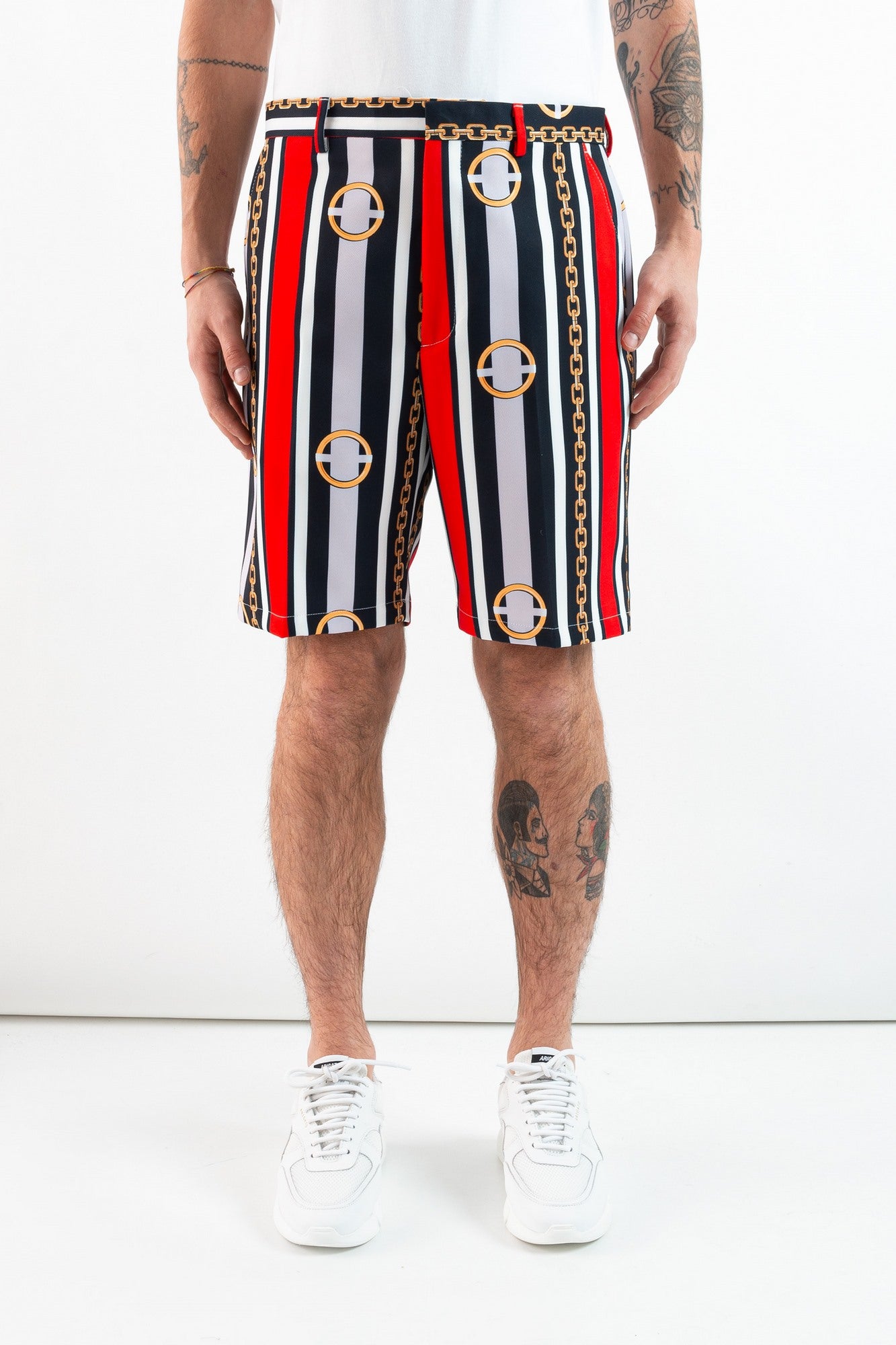 ALEX SHORT CON ESTAMPADO CADENA ROJA